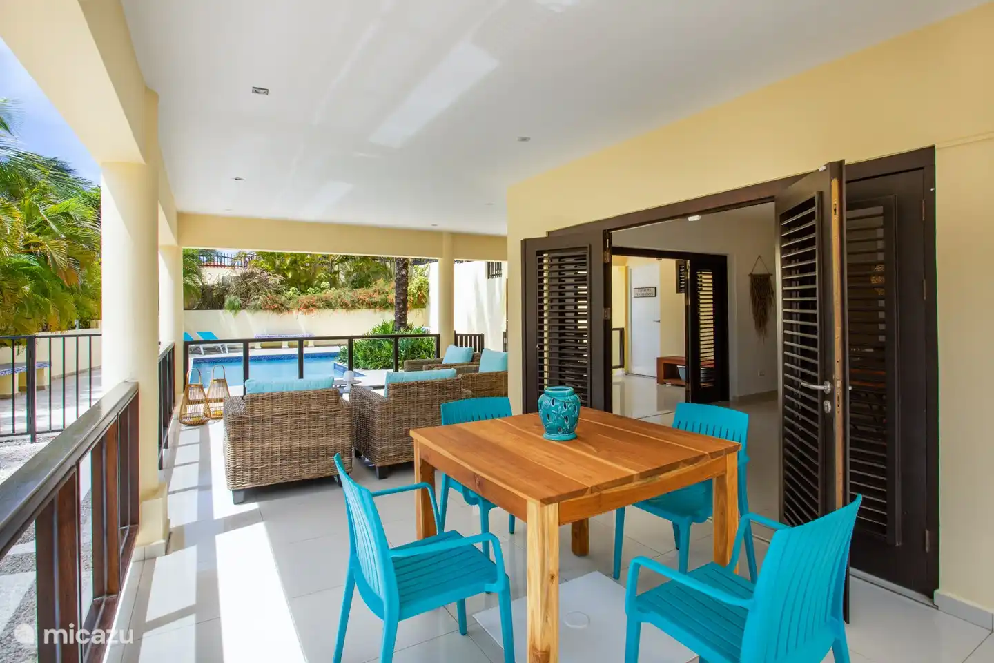 Leer, trabajar o descansar en el porche