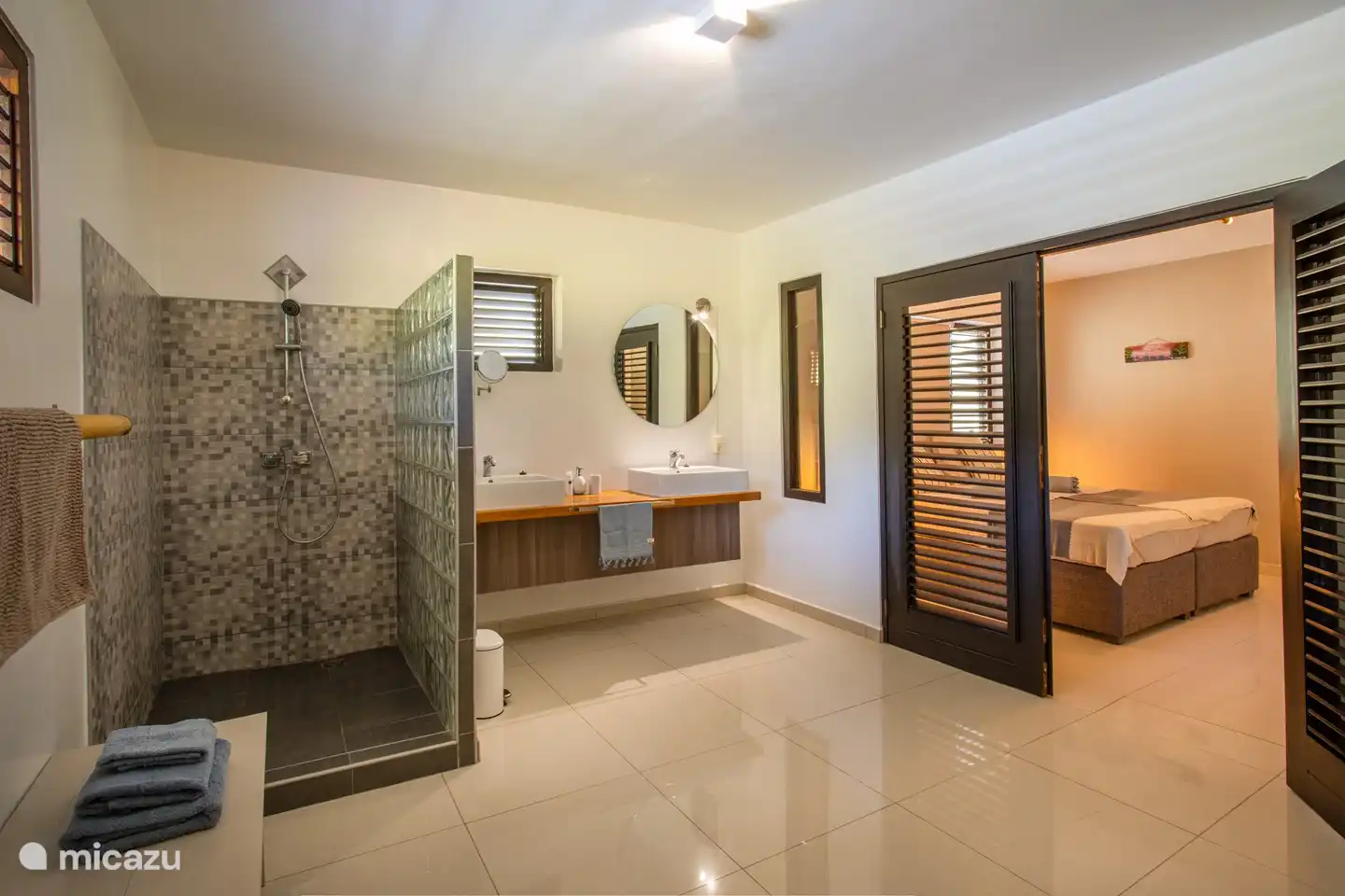 Amplio baño adyacente a uno de los dormitorios.