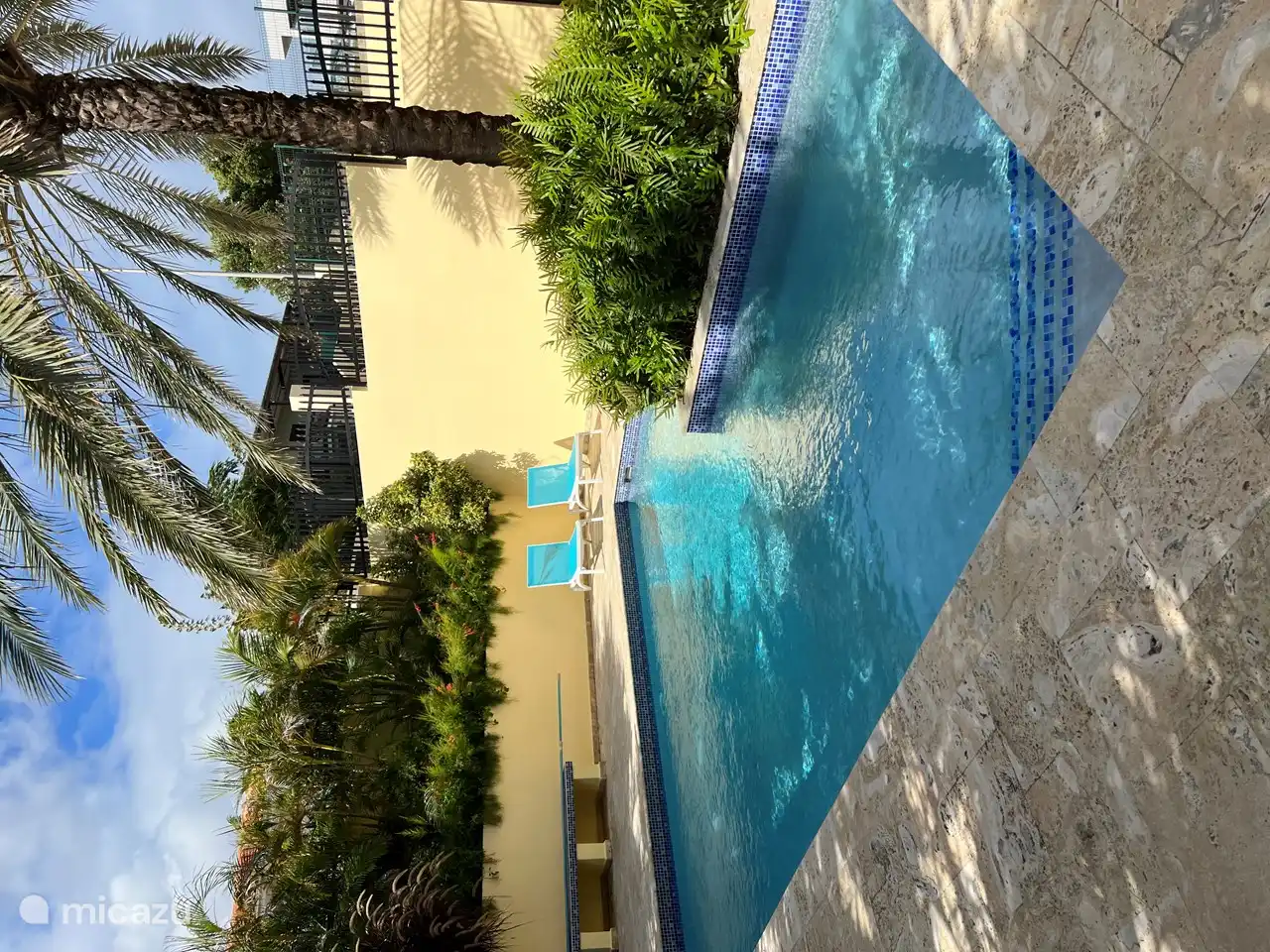 Una piscina refrescante después de un día caluroso.