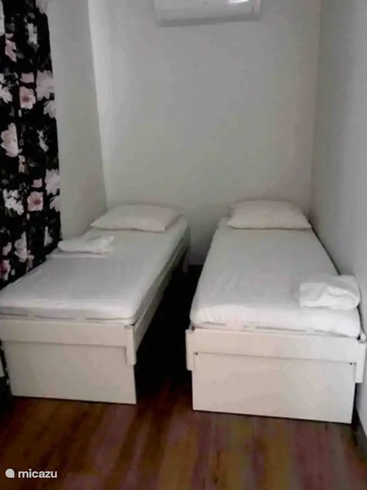 Das zweite Schlafzimmer ist ebenfalls mit Klimaanlage und 2 bequemen Betten ausgestattet. Ein Kinderbett ist ebenfalls verfügbar