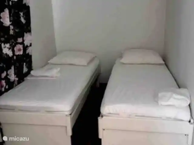 Location de Vacances Curaçao, Curaçao-Centre, Blue Bay, appartement - Casa Rosa Curaçao La deuxième chambre est également équipée de la climatisation et de 2 lits confortables. Un lit bébé est également disponible