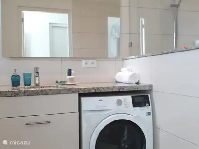 Location de Vacances Curaçao, Curaçao-Centre, Blue Bay, appartement - Casa Rosa Curaçao la machine à laver est gratuite, les serviettes et les draps sont rafraîchis par le service de nettoyage et n'ont pas besoin d'être lavés par vous