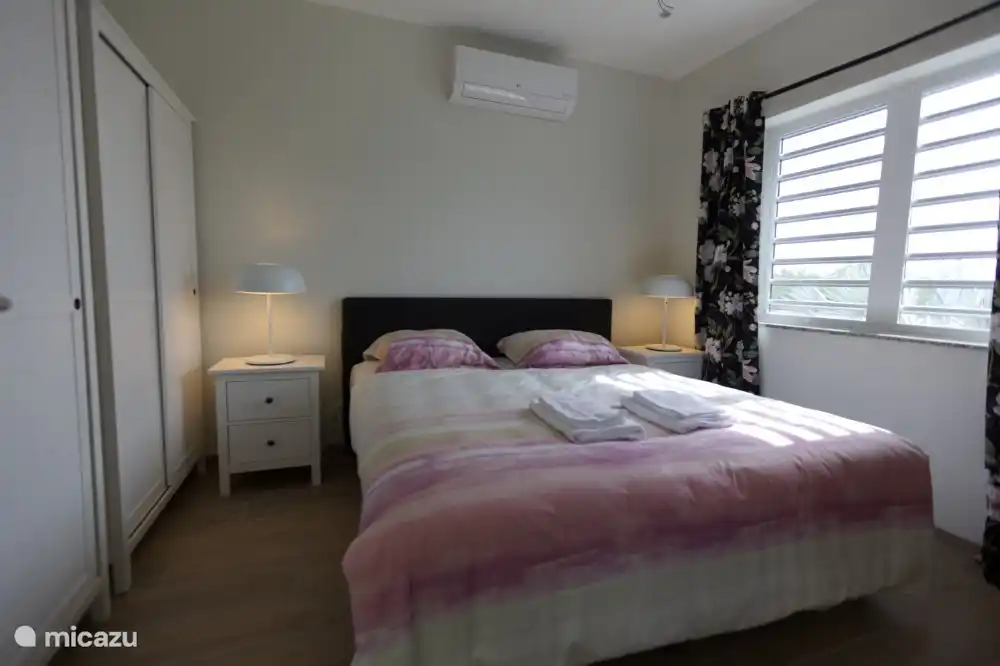 geräumiges Schlafzimmer mit Kleiderschrank und Klimaanlage