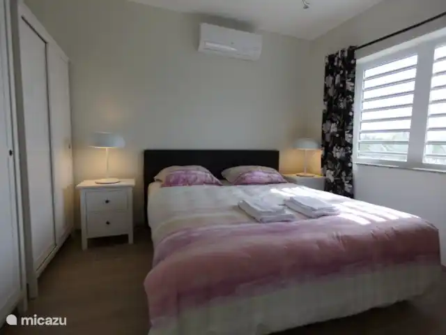 Location de Vacances Curaçao, Curaçao-Centre, Blue Bay, appartement - Casa Rosa Curaçao chambre spacieuse avec placard et climatisation