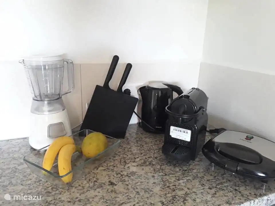 Mixer, Toaster und Kaffeekapselmaschine vorhanden