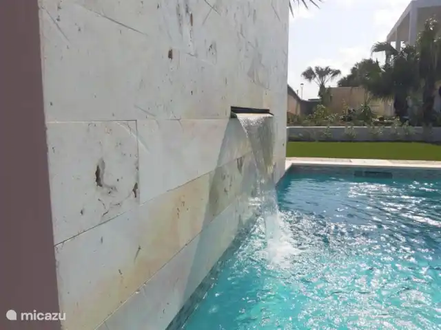 Location de Vacances Curaçao, Curaçao-Centre, Blue Bay, appartement - Casa Rosa Curaçao Cascade de la piscine