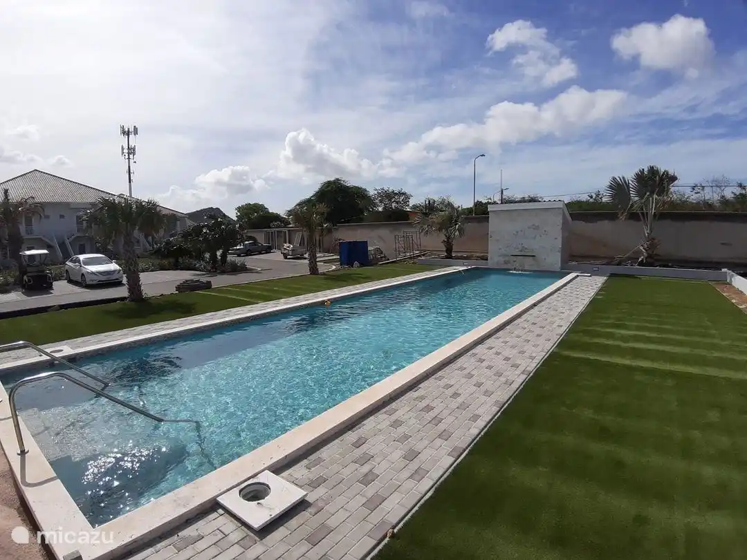 Der Pool vor Ort ist nur für Bewohner des Komplexes Blije Rust zugänglich. Sonnenliegen verfügbar