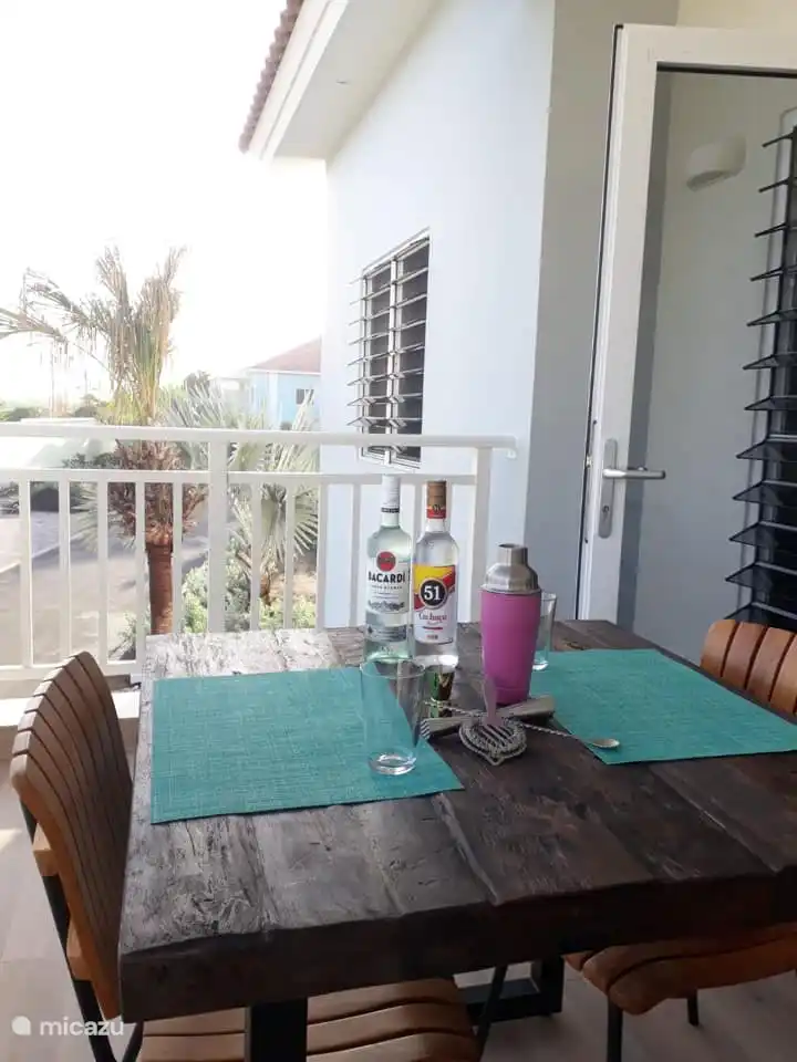 Nippen Sie an einem Cocktail auf unserem schattigen Balkon