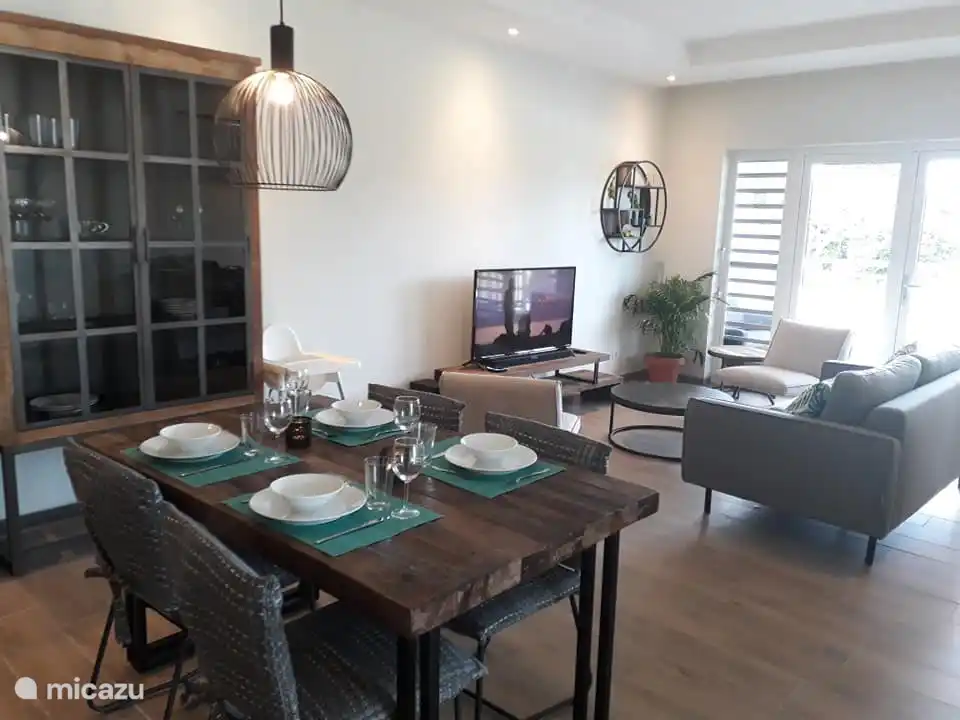 Wohnzimmer mit Klimaanlage und Smart-TV