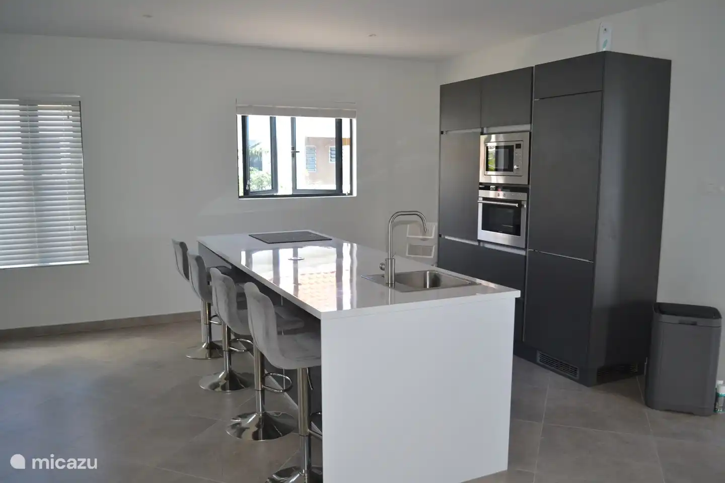 Küche mit eingebauten Elektrogeräten 