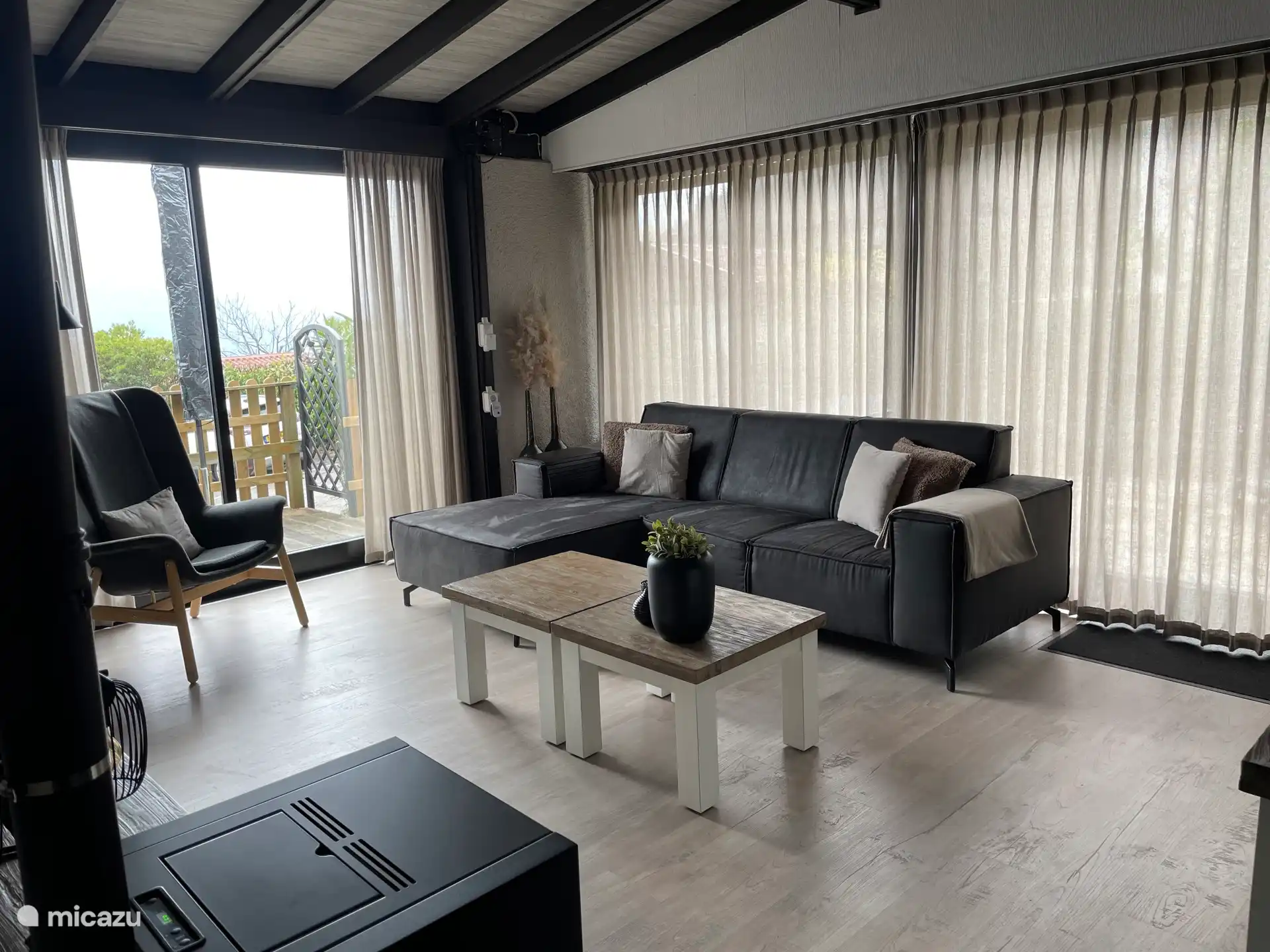 woonkamer met uitzicht op het terras