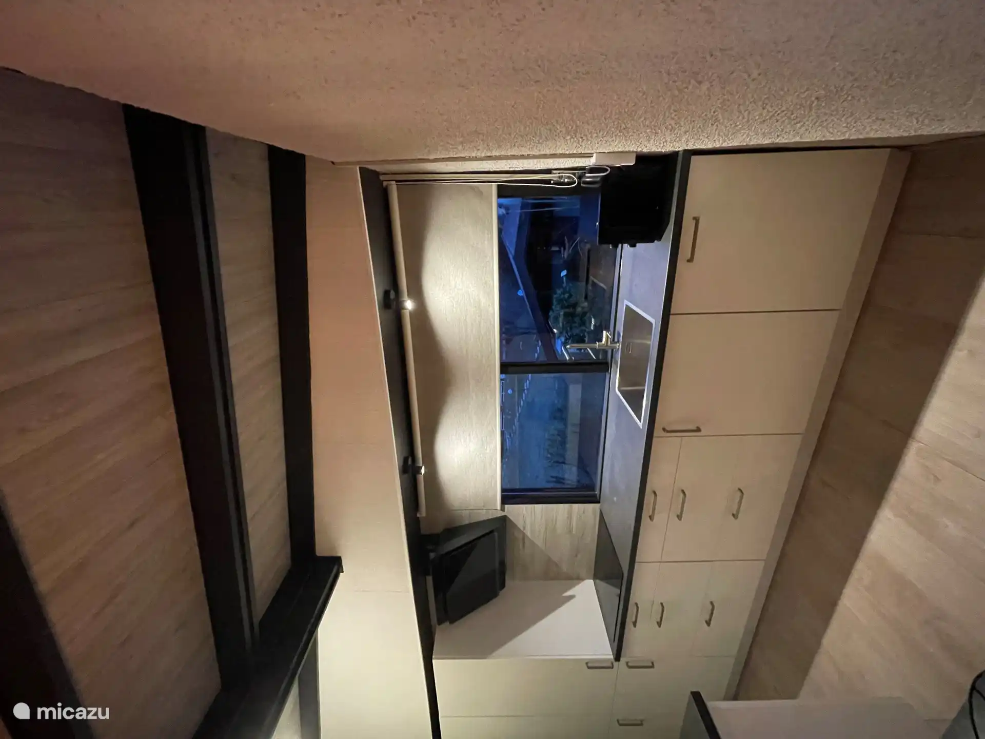 Cocina con placa de inducción, campana extractora, lavavajillas, caldera, combinación vaca/congelador