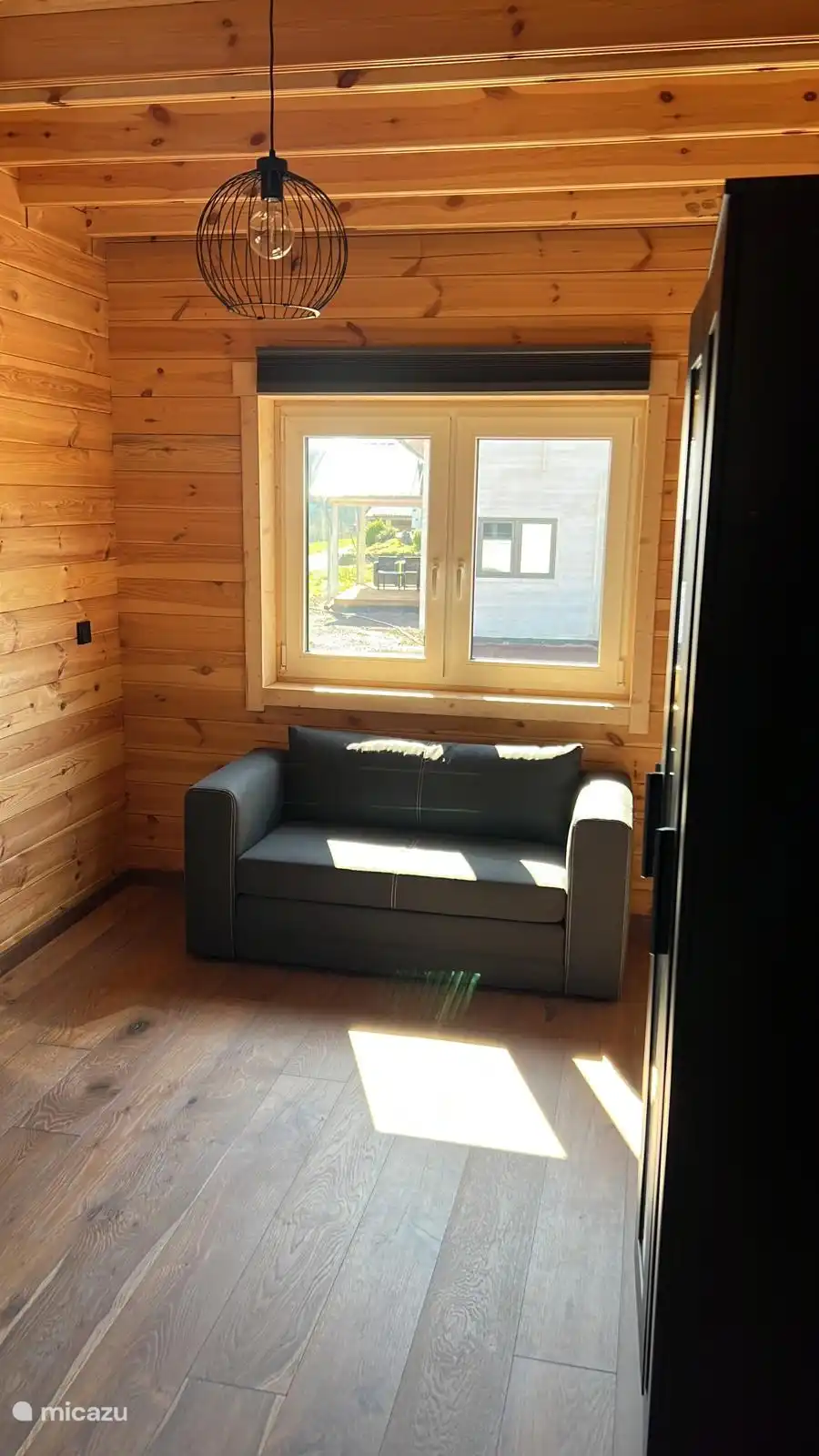 Schlafsofa im Erdgeschoss blaues Haus in Wagenhausen, Eifel, Deutschland