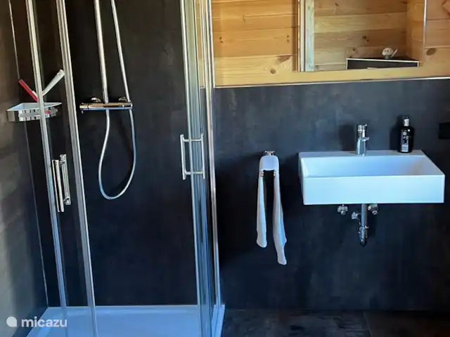 Casa de vacaciones Eifel cerca de Cochem en Alemania, Eifel, Wagenhausen - cabaña de madera Baño casa azul en Wagenhausen, Eifel, Alemania