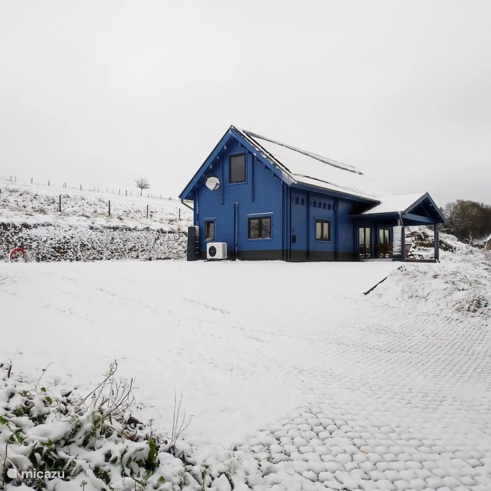 Winterblaues Haus in Wagenhausen, Eifel, Deutschland