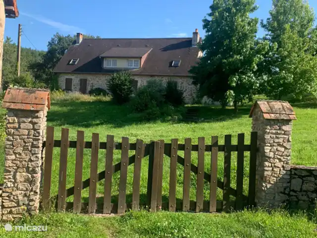 Location de Vacances France, Nièvre, Luzy, manoir / château - Les Champs Bézin