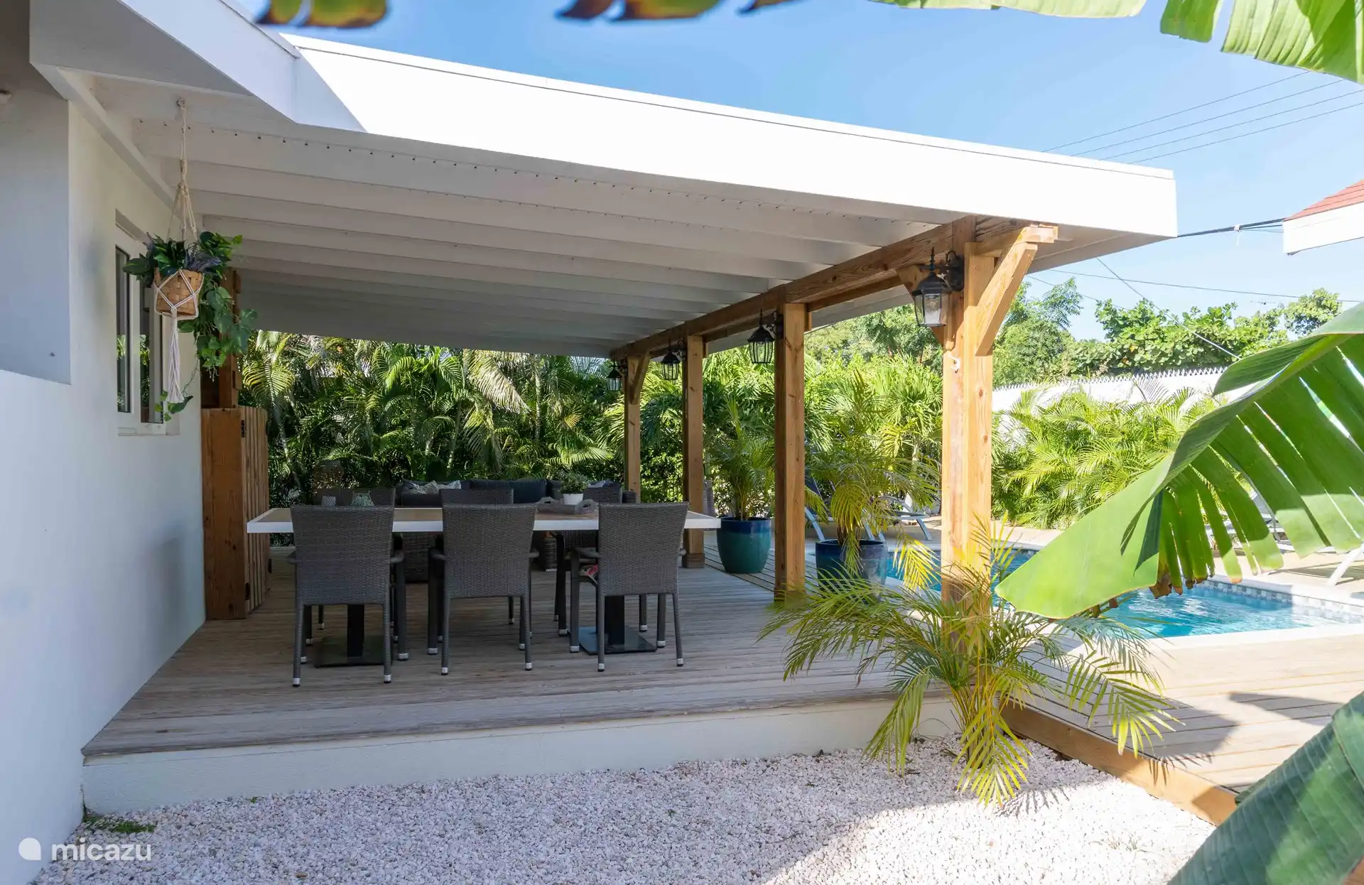 Jardín trasero con porche