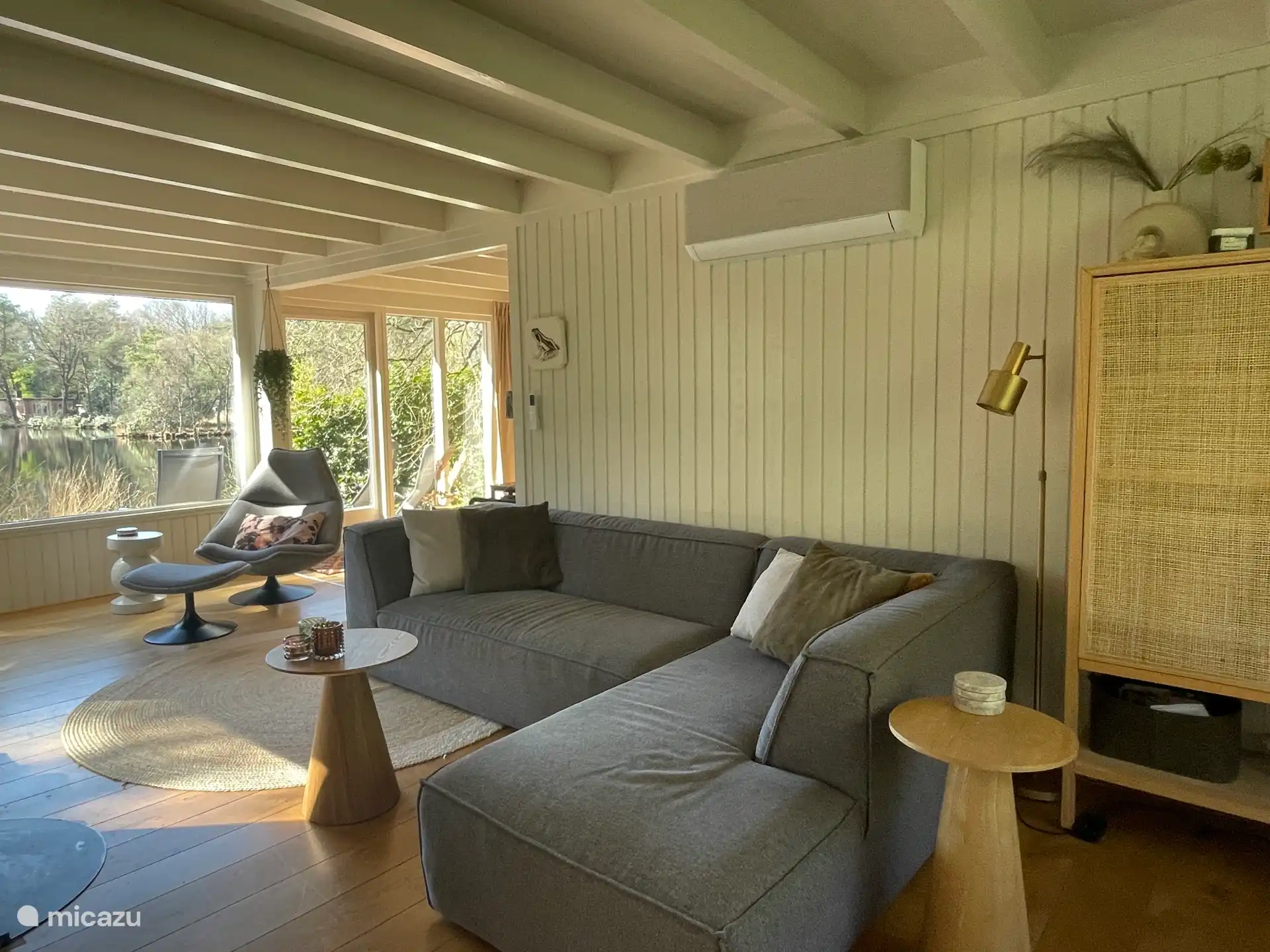 geräumiges Wohnzimmer mit Holzofen und Klimaanlage