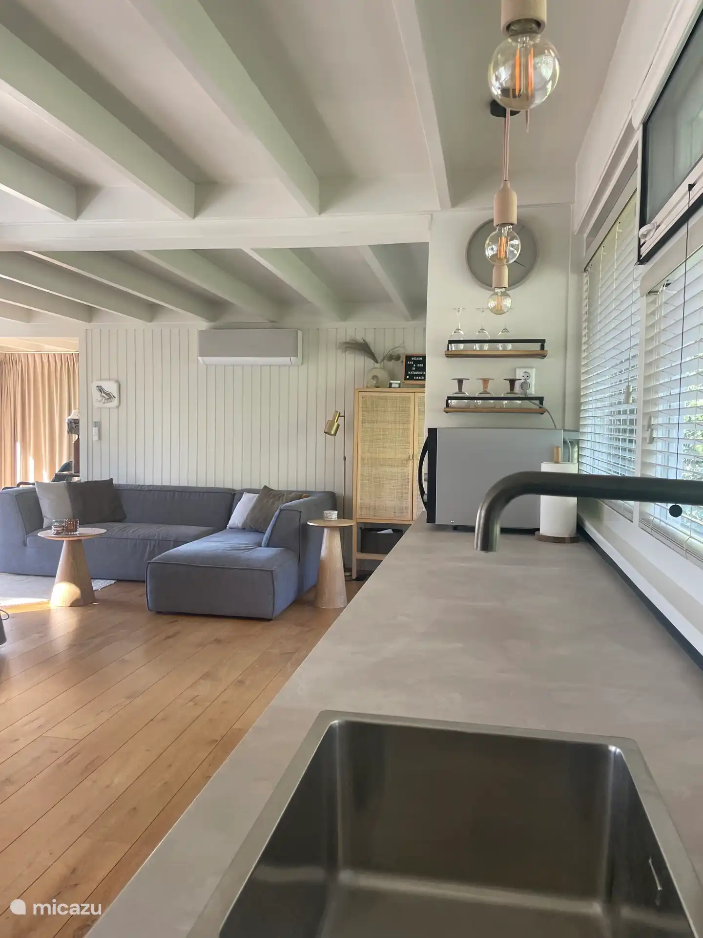 Wohnzimmer mit Klimaanlage aus der Küche