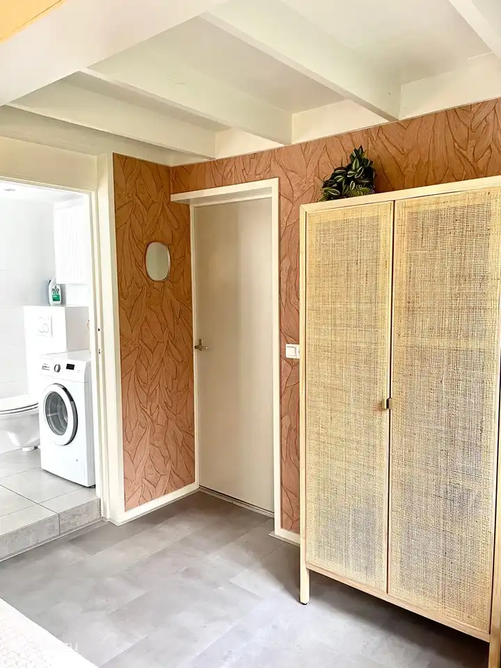 Schlafzimmer und Badezimmer