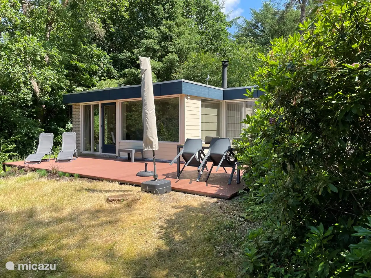 Geräumige Terrasse mit Sonnenliegen