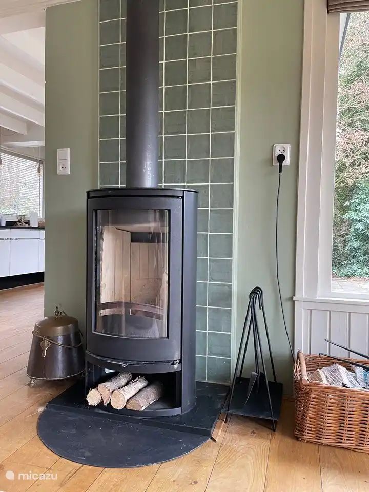 Geräumiges Wohnzimmer mit Holzofen