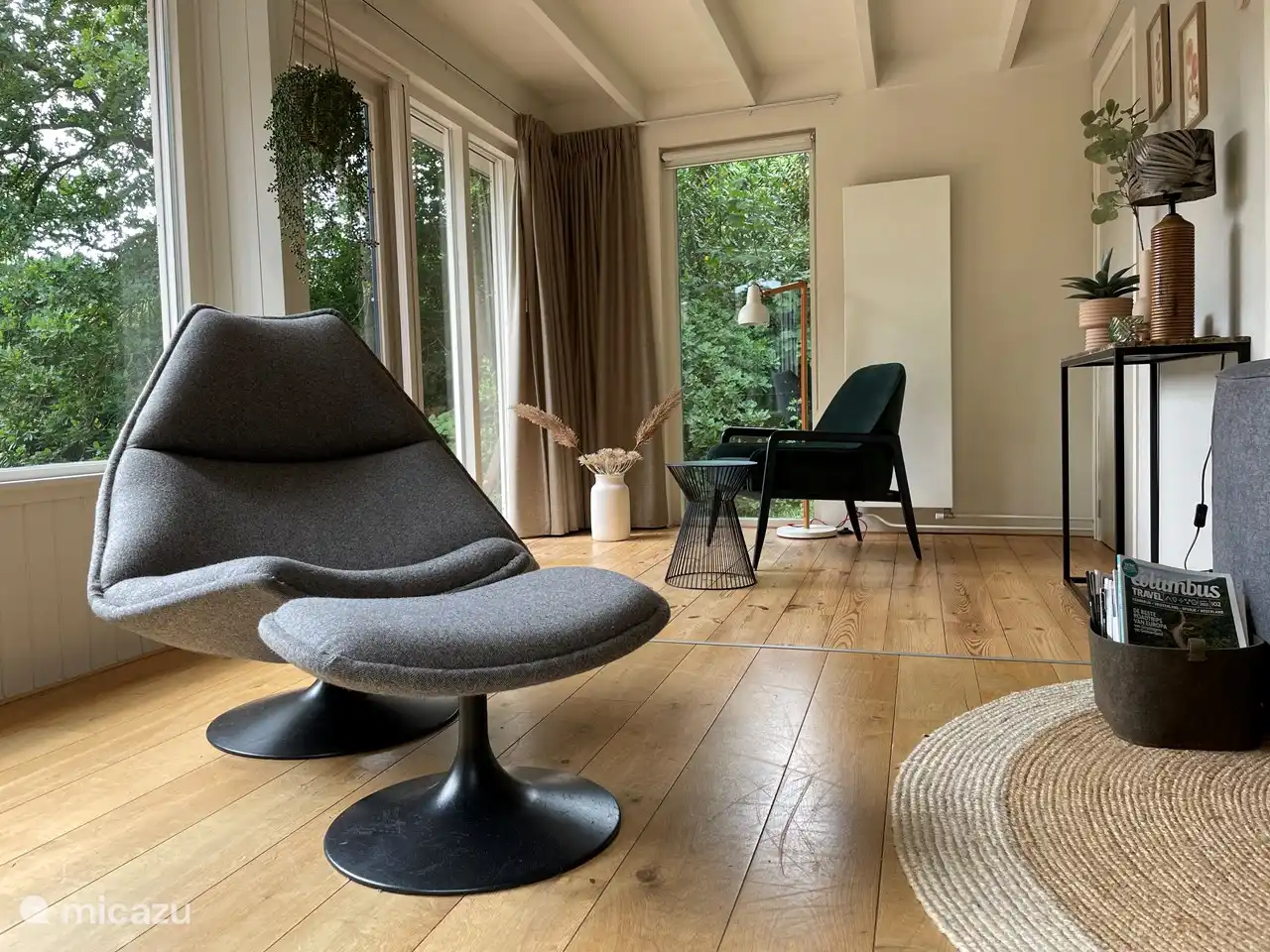 Geräumiges Wohnzimmer mit Holzofen