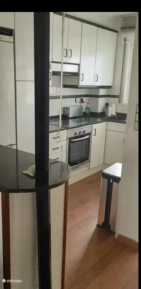 Voll ausgestattete Küche mit Geschirrspüler