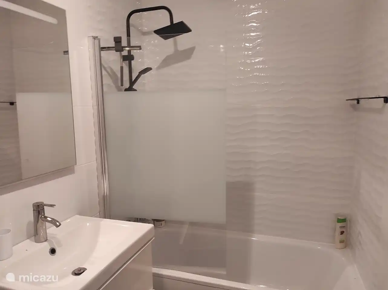 Badezimmer mit Badewanne, Waschbecken und Toilette im Erdgeschoss