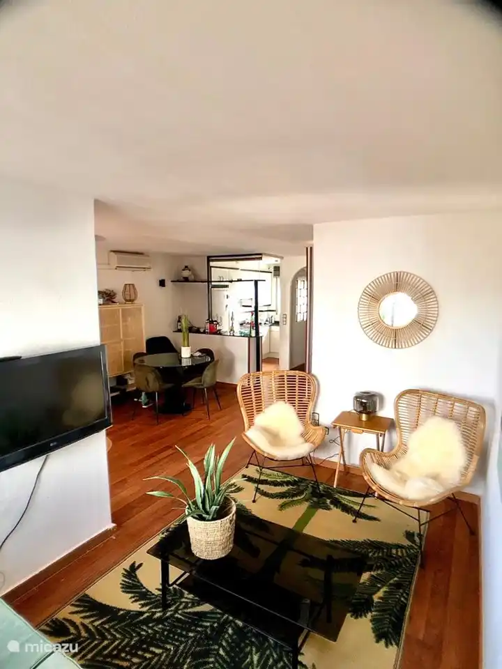 geräumiges Wohnzimmer mit TV, WLAN, Esstisch.