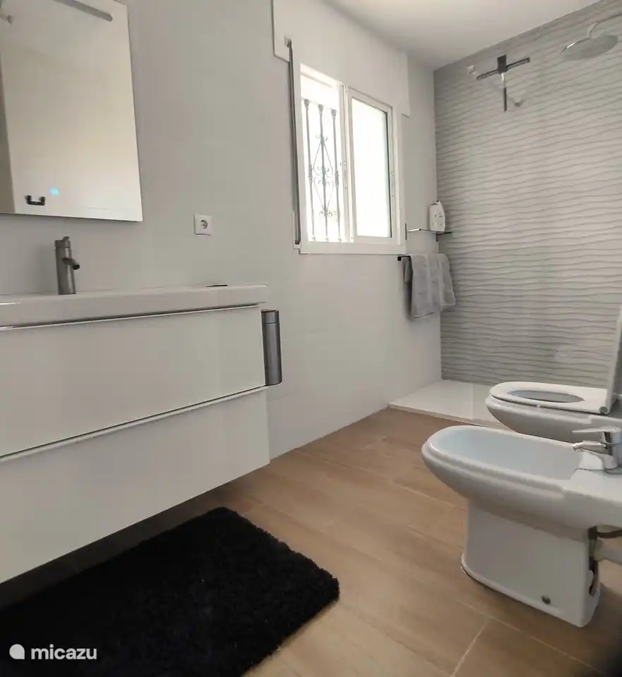 Badezimmer 1 mit Dusche, WC, Waschbecken und Bidet