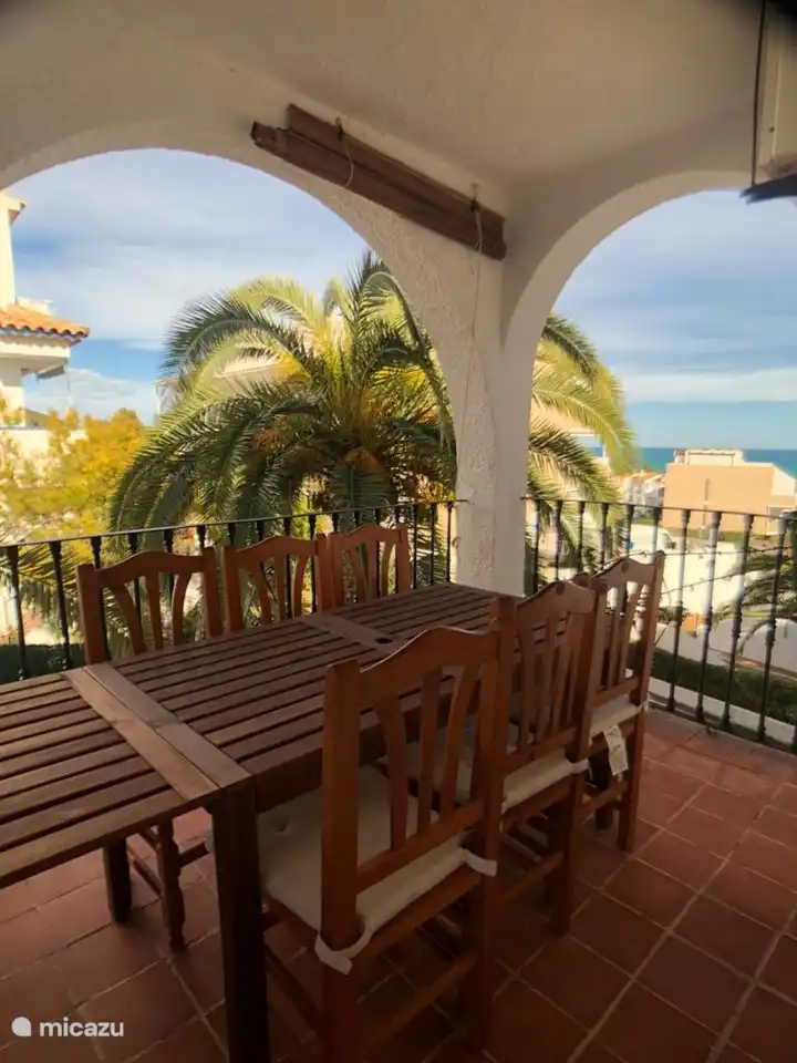 untere Terrasse mit Esstisch für 6 Personen und Meer- und Poolblick.