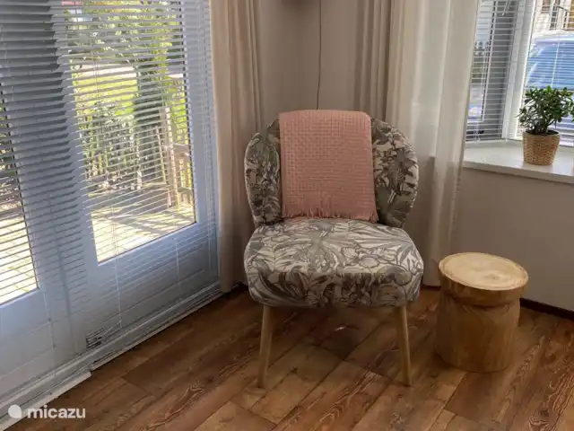 Chalet Nutter huren in Nederland, Overijssel, Nutter - chalet Heerlijke zithoekeje met relaxstoel met tafeltje