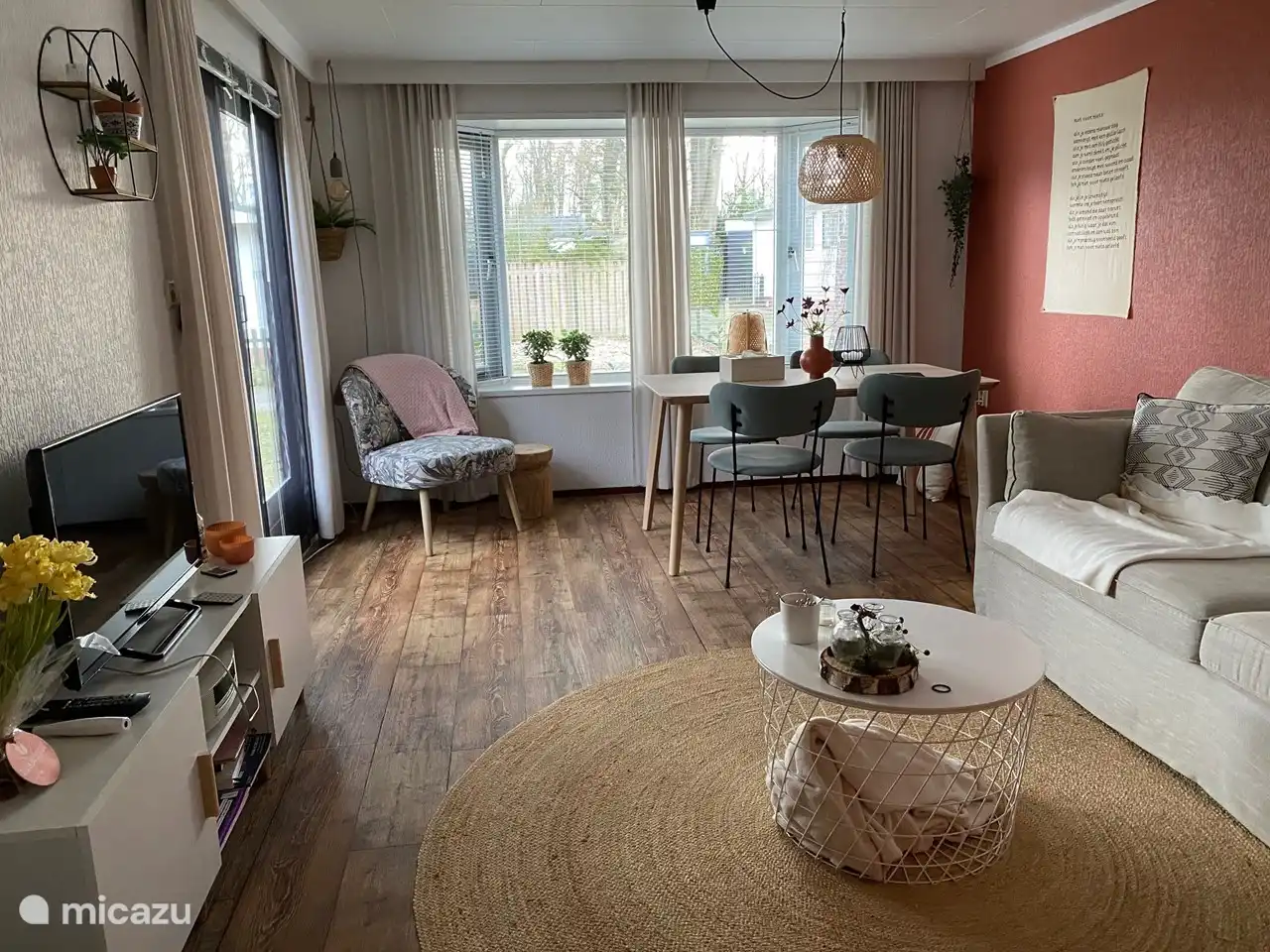 Gemütliches Zimmer mit Wohn- und Wohnbereich