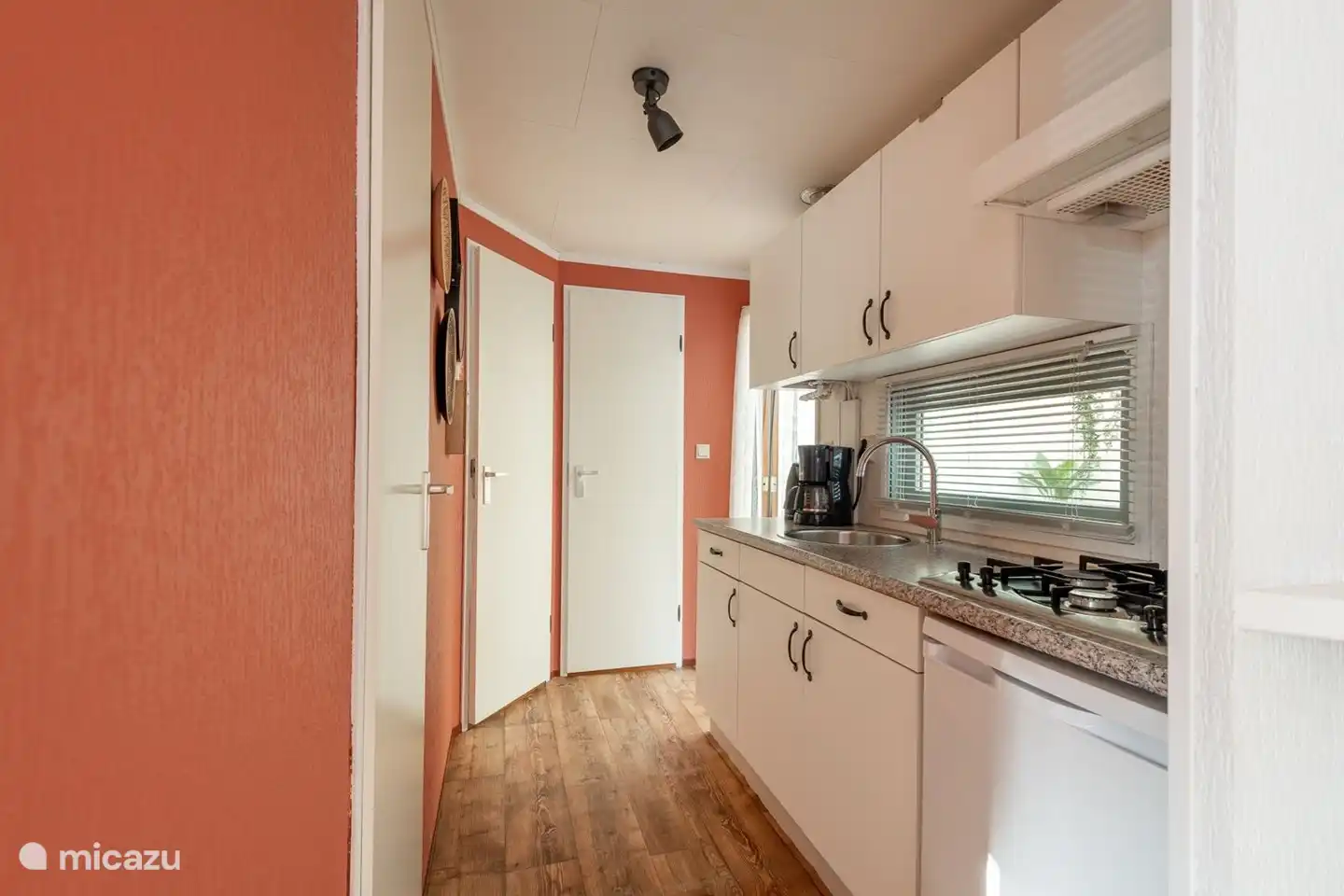 Ordentliche Küche mit inzwischen einer Nespresso-Kaffeemaschine