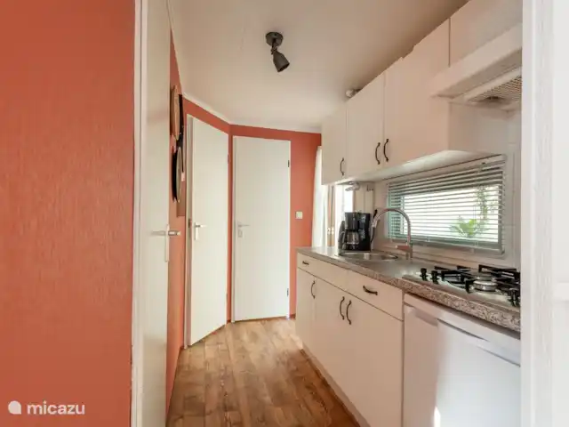 Chalet Nutter huren in Nederland, Overijssel, Nutter - chalet Nette keuken met ondertussen een Nespresso-koffiezetapparaat