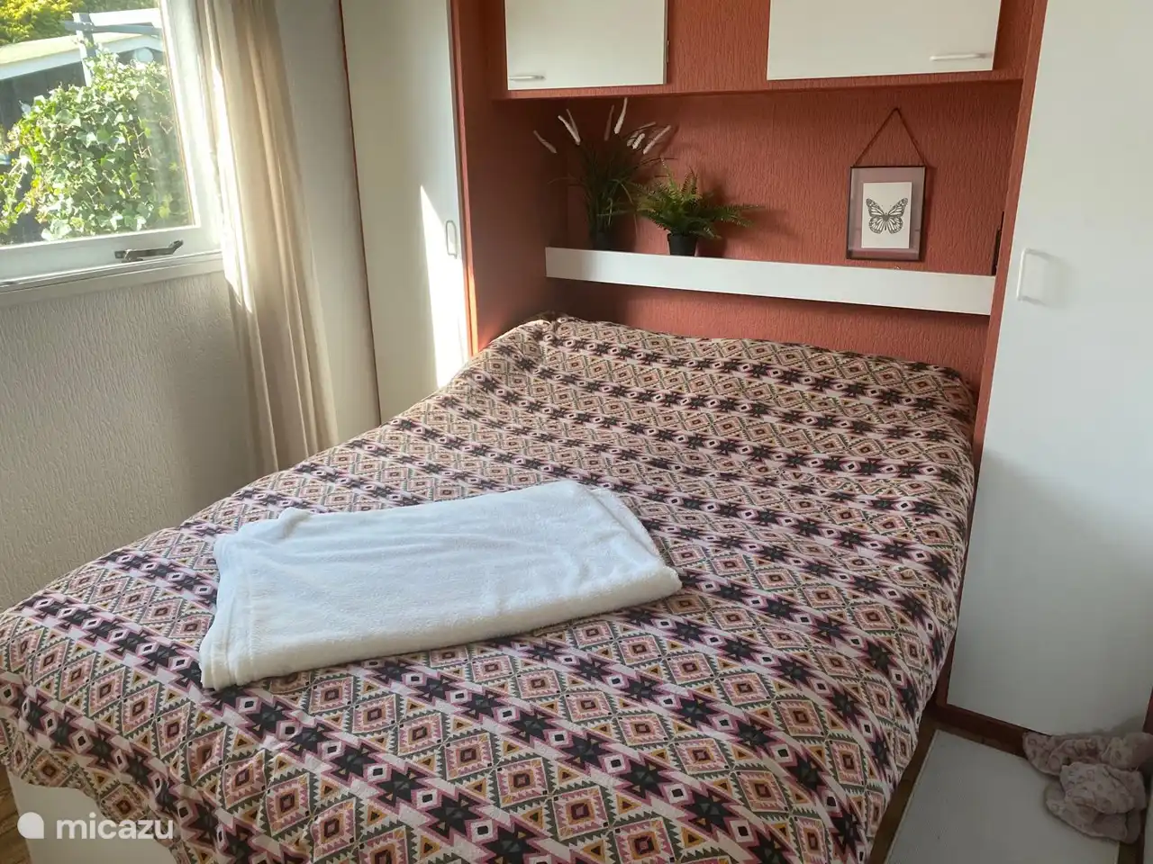 Schlafzimmer 1 mit einem Doppelbett mit einer schönen Matratze und Schränken