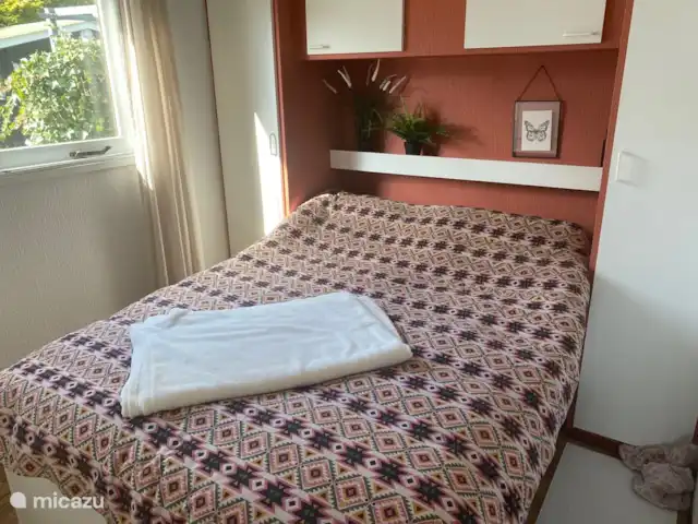 Chalet Nutter huren in Nederland, Overijssel, Nutter - chalet Slaapkamer 1 met tweepersoons bed met fijne matras en opbergkasten