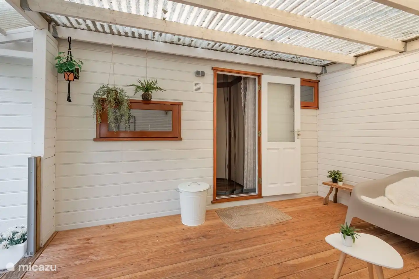 Schöne Veranda mit dem Eingang des Chalets