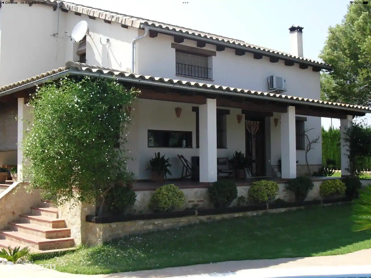 Wunderschöne Veranden im Haus für schattige Bereiche mit Blick auf den Pool 