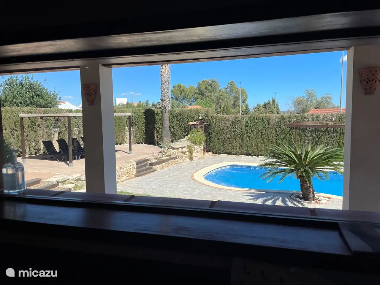 Schöne Aussicht von der Küche auf den großen Swimmingpool