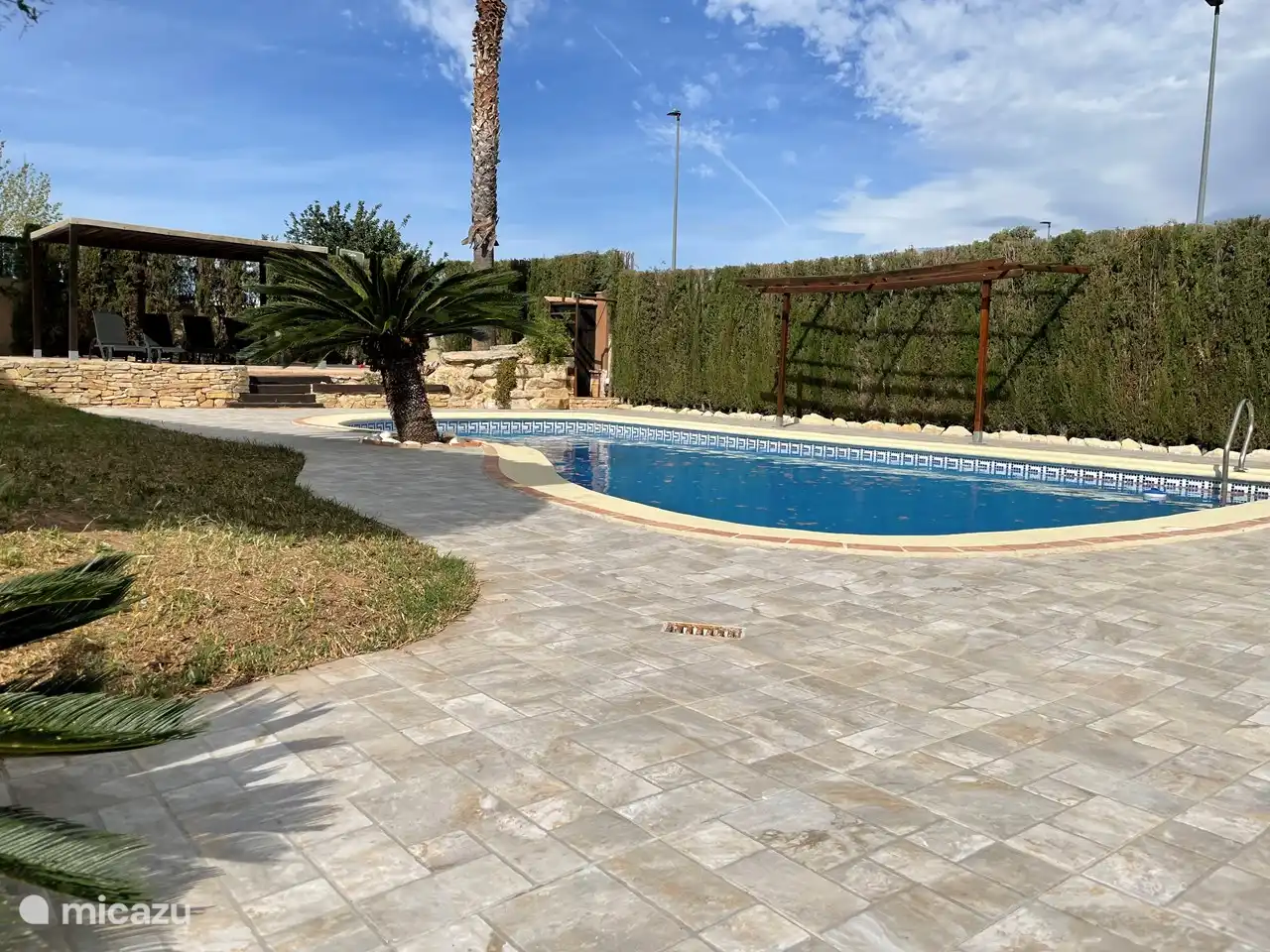 Wunderschönes großes Schwimmbecken mit mehreren Pergolas 