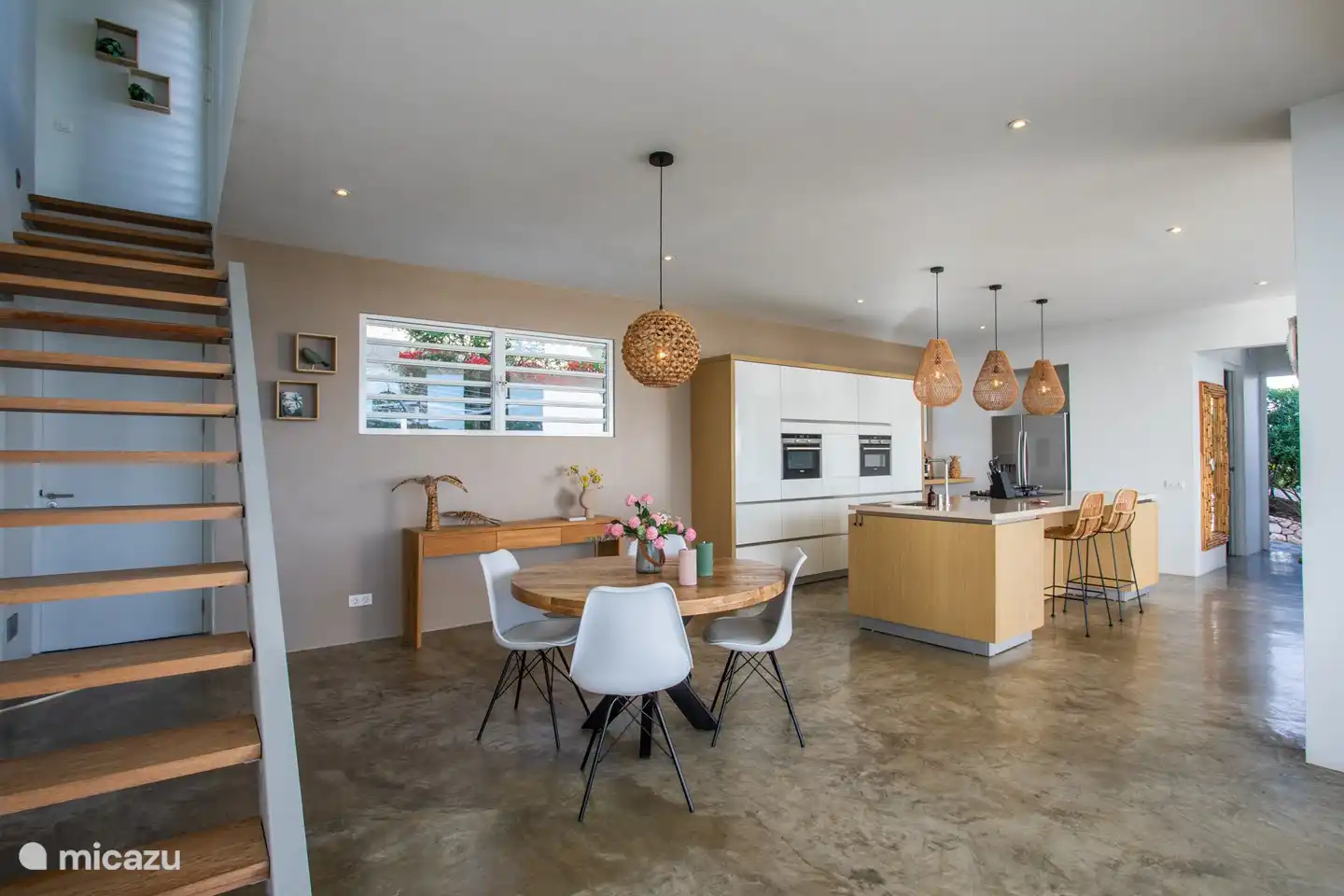 offene Küche und Esstisch im Inneren