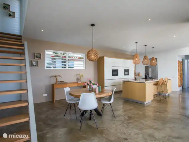 Villa de luxe, cuisine extérieure et piscine | Curaçao, Curaçao-Centre, Bottelier - villa cuisine ouverte et table à manger à l'intérieur