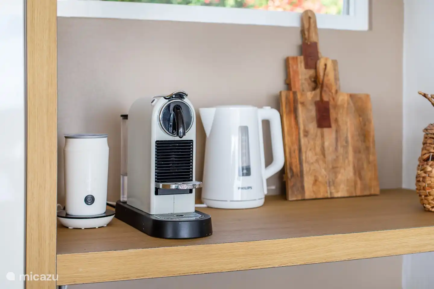 Kaffeemaschine, Milchaufschäumer und Wasserkocher