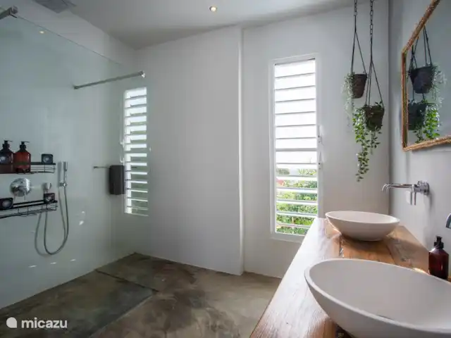 Villa de luxe, cuisine extérieure et piscine | Curaçao, Curaçao-Centre, Bottelier - villa salle de bain 1 étage