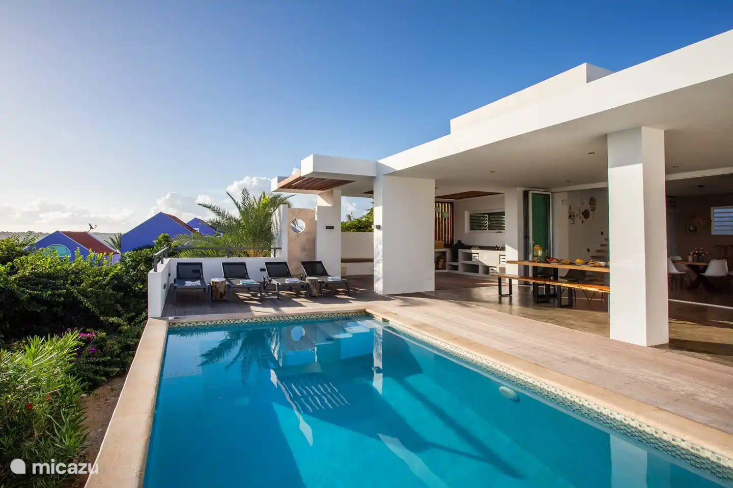 Swimmingpool mit Blick auf die Außendusche