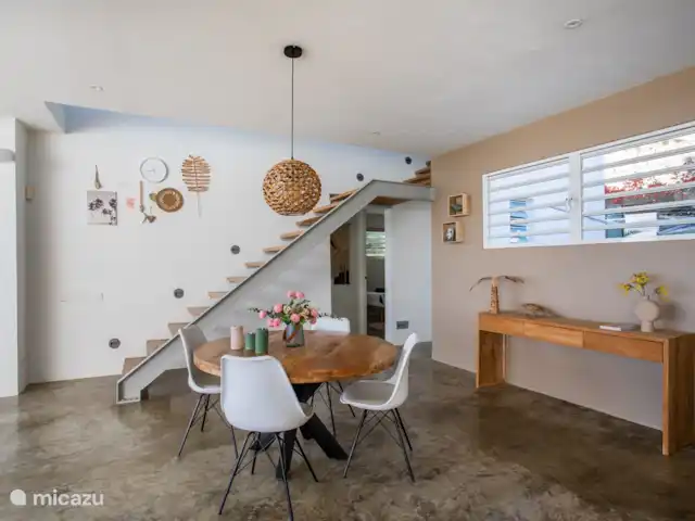 Villa de luxe, cuisine extérieure et piscine | Curaçao, Curaçao-Centre, Bottelier - villa table à manger à l'intérieur