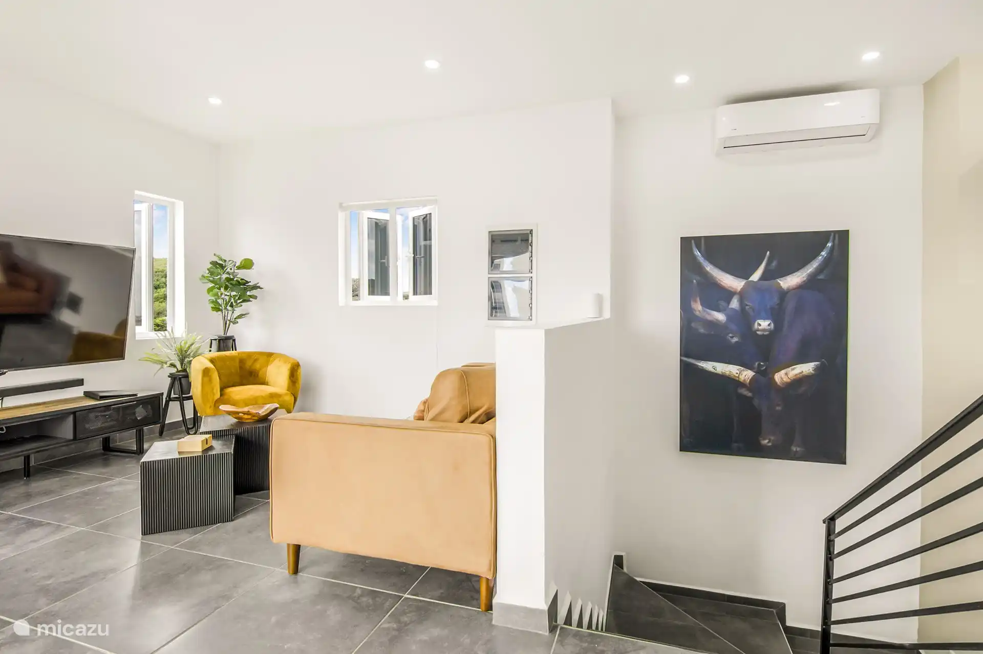 Wohnzimmer mit Treppe nach unten