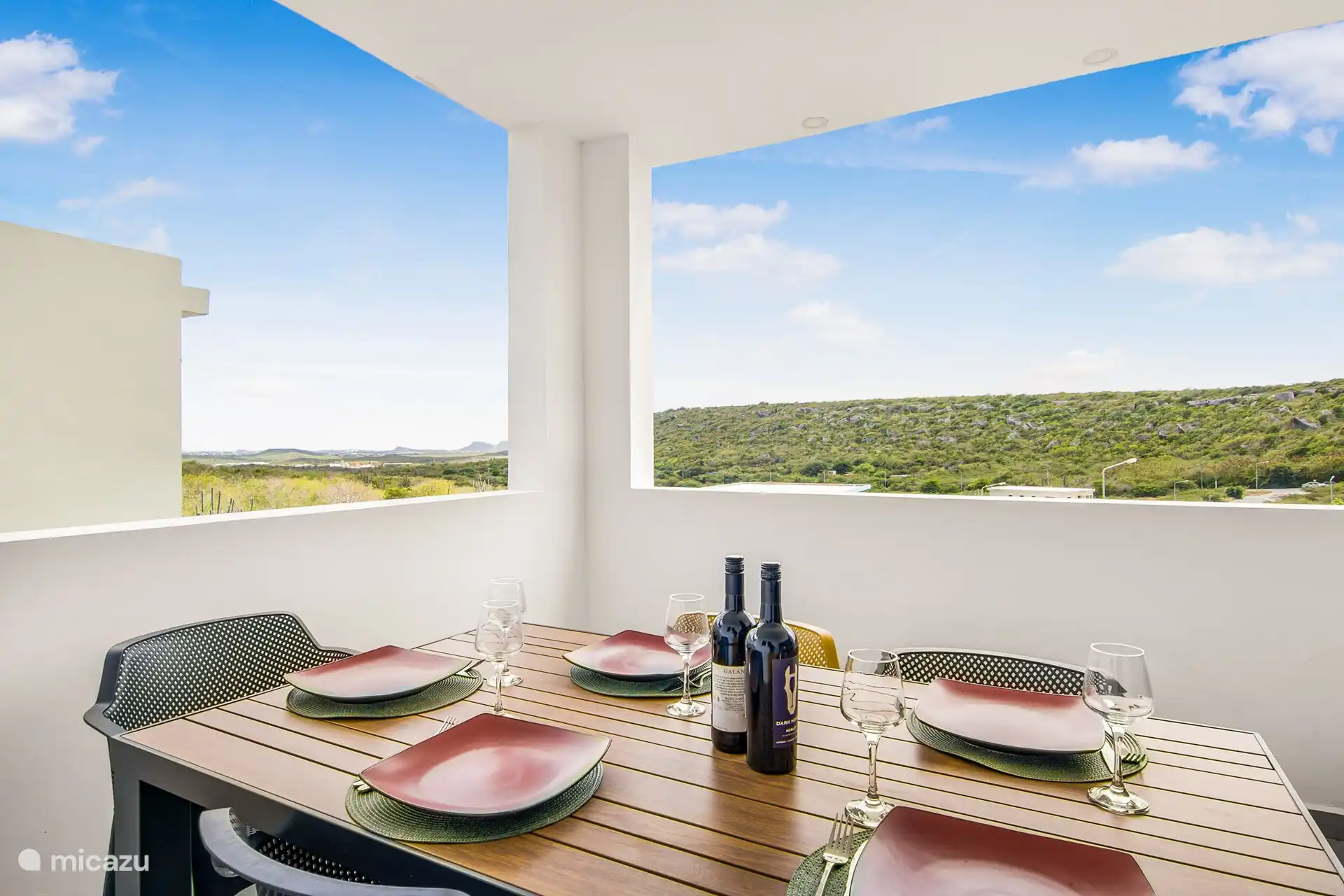 Balkon mit Blick auf den Hügel
